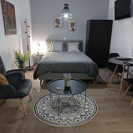 Petite Suite With Backyard. Mytilíni Eksteriør billede